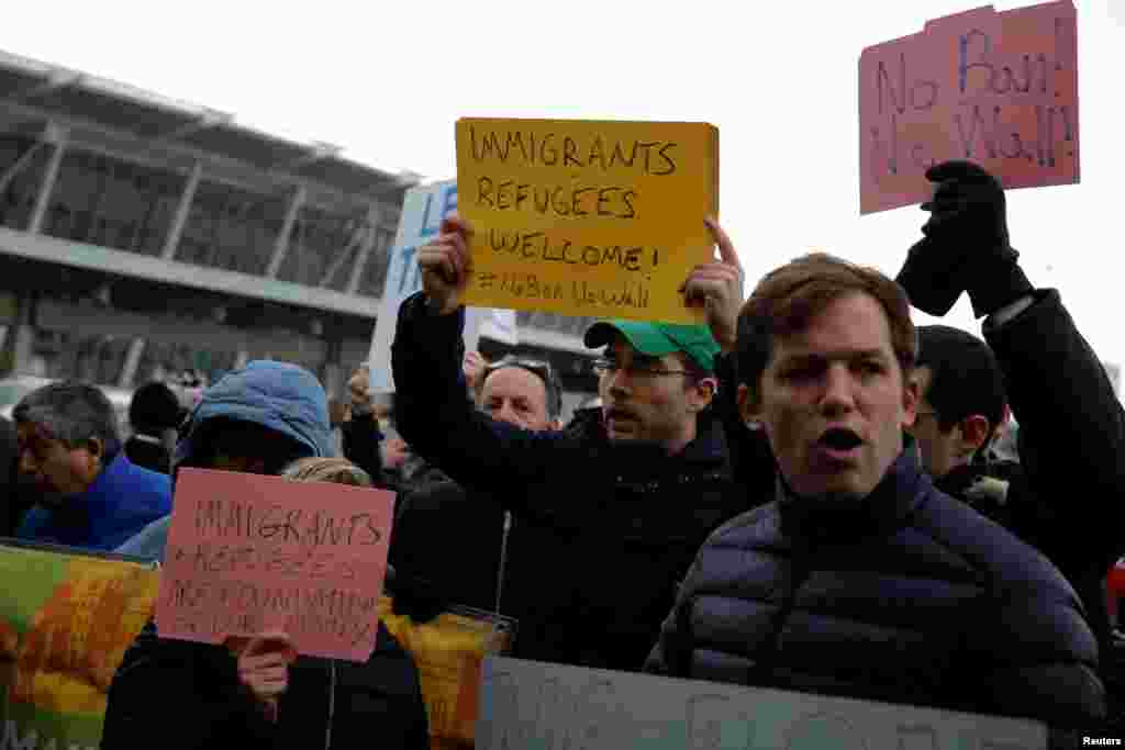 Demonstrasi melawan larangan imigrasi Presiden AS Donald Trump, di luar Terminal 4 Bandar Udara Internasional John F. Kennedy di Queens, New York (28/1). (Reuters/Andrew Kelly)