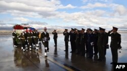 თურქი ჯარისკაცები, რუსეთის სამხედრო ოფიციალური პირების წინ, დაღუპული რუსი პილოტის ცხედარს მიასვენებენ. 30 ნოემბერი, 2015