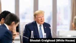 លោក​ ដូណាល់ ត្រាំ ចូលរួម​កិច្ច​ប្រជុំ​កំពូល G-7 ជាមួយ​មេដឹកនាំ​ផ្សេង​ទៀត​នៅ​ទីក្រុង Biarritz ប្រទេស​បារាំង កាល​ពី​ថ្ងៃ​ទី​២៥ សីហា ២០១៩។