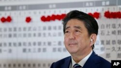 នាយករដ្ឋមន្ត្រី​ជប៉ុន​លោក Shinzo Abe ស្តាប់​សំណួរ​របស់​អ្នក​សារព័ត៌មាន​ក្នុង​បទសម្ភាសន៍​របស់​ទូរទស្សន៍​មួយ​នៅ​ទីស្នាក់ការ​កណ្តាល​របស់​បក្ស​នៅ​ក្នុង​ក្រុង​តូក្យូ កាលពី​ថ្ងៃទី២២ ខែតុលា ឆ្នាំ២០១៧។