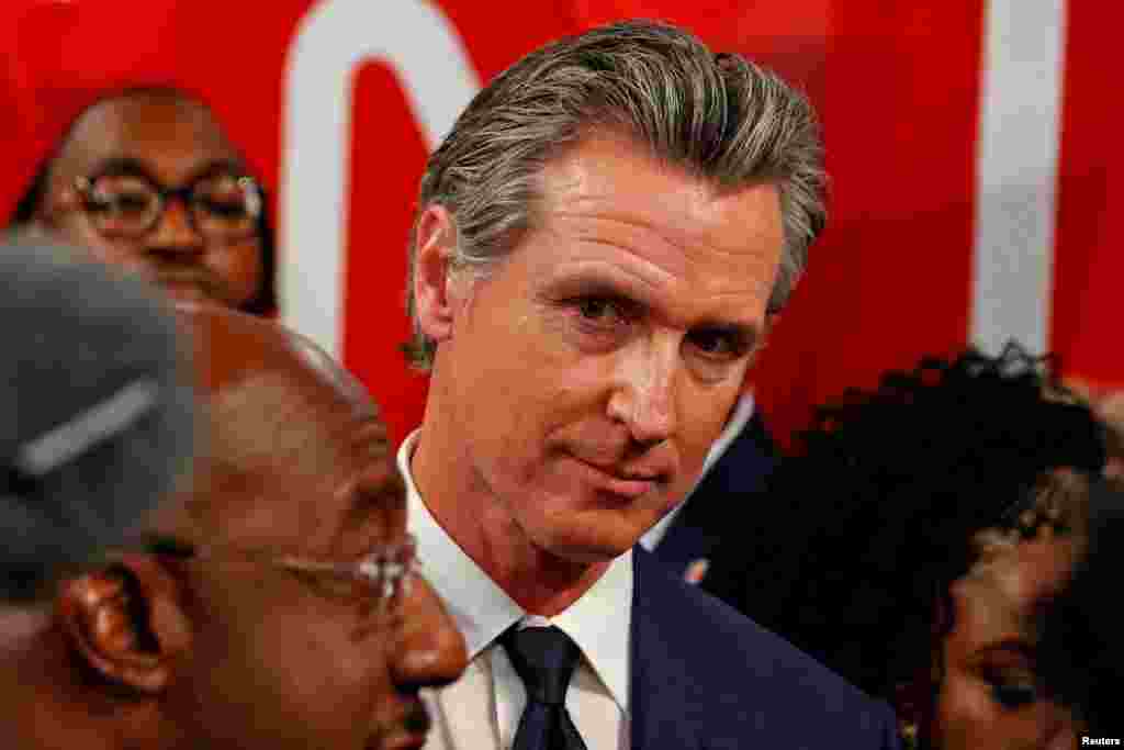 Gavana wa California Gavin Newsom (Mdemokratiki) akizungumza na waandishi wa habari baada ya kumalizika mdahalo wa CNN, mjini Atlanta, Georgia, Marekani&nbsp; Juni 27, 2024.