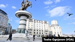 Професорот по економија, Анастас Џуровски, смета дека Северна Македонија својата шанса треба да ја бара преку соработка со американскиот сектор на услуги. Фото: Скопје, плоштад „Македонија“, февруари, 2025