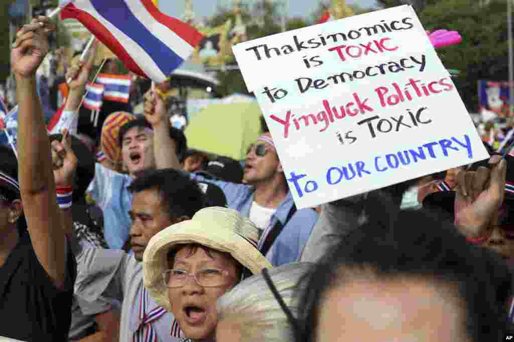 Anti-government protesters hold a banner during a demonstration in Bangkok, Nov. 11, 2013.&nbsp;