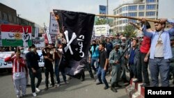 افغانستان میں مظاہرین داعش کے پرچم کو نظر آتش کر رہے ہیں۔ فائل فوٹو