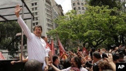 Walikota Sao Paulo, Fernando Haddad, dari Partai Pekerja Brazil, menyapa pendukungnya saat berkampanye agar dipilih kembali di Sao Paulo, Brazil, 30 September 2016. 