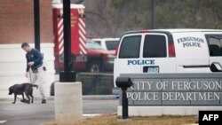 Patroli K-9 di luar kantor polisi Ferguson, Missouri, pagi hari setelah dua polisi ditembak di penghujung aksi protes.