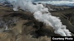 This steam plume is found in the highlands of the Torfajökull volcanic system, which contain big, powerful geothermal fields. Geothermal fields are subsurface reservoirs of the Earth’s heat.