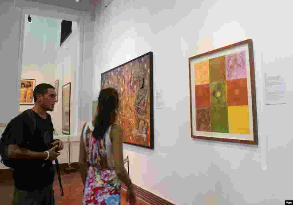 អ្នកទេសចរណ៍មើល​រូប​ចម្លាក់​រចនា​ដោយ​លោក​ លាង សាកន ​ក្នុង​ពិព័រណ៍​ &laquo;​​ជាប្រវត្តិសាស្រ្ត​នាពេល​​អនាគត&raquo; ដែល​គេ​ដាក់​បង្ហាញ​នៅ​ក្នុង​សារមន្ទីរជាតិ​ នៅ​ថ្ងៃព្រហស្បតិ៍ ទី​៧​ ខែ​កក្កដា​ ឆ្នាំ២០១៦។ ការតាំងពិព័រណ៍​នេះ​​​រៀប​ចំ​នៅ​សារមន្ទីរជាតិ​ចាប់តាំង​ពី​ថ្ងៃ​ទី​១ ខែ​​កក្កដា ដល់​ថ្ងៃទី​៣១​ ​ខែ​សីហា ដែលត្រូវបាន​រចនា​ និង​ផលិតដោយ​សិល្បករ​ខ្មែរ ​​និង​អូស្រ្តាលី​ចំនួន​១៥​នាក់​។ (ឡេង ឡែន/VOA)&nbsp;