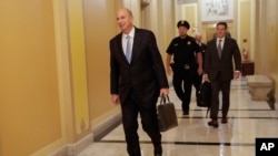 Duta Besar AS untuk Uni Eropa Gordon Sondland tiba di gedung Capitol, Washington, 17 Oktober 2019.