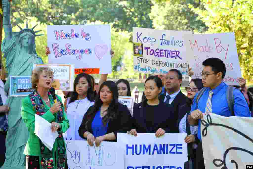 អ្នកស្រី Sharon Stanely-Rea ប្រធាន​ក្រុម​បុព្វជិត​ទទួល​បន្ទុក​ខាង​ជន​ភៀស​ខ្លួន និង​អន្តោប្រវេសន៍​នៃ​ព្រះវិហារ​គ្រិស្ត បាន​ថ្លែង​ទៅកាន់​អ្នក​ចូលរួម​ក្នុង​ការ​ជួបជុំ​ជា​សាធារណៈ​មួយ​នៅ​មុខ​សេតវិមាន ដើម្បី​តវ៉ា​ប្រឆាំង​នឹង​ទស្សនៈ​ប្រឆាំង​ជន​អន្តោប្រវេសន៍ និង​ជនភៀស​ខ្លួន&zwj;។ (ទែន សុខស្រីនិត/VOA)