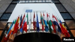 Bendera-bendera di dalam markas Dewan Eropa di Brussels, Belgia, 14 Desember 2016 (REUTERS/Yves Herman) 