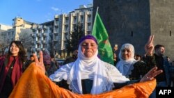 Seorang pendukung memberikan tanda kemenangan setelah pemimpin Partai Pekerja Kurdistan (PKK) yang dipenjara, Abdullah Ocalan, 75, PKK untuk melucuti dan membubarkan diri di Diyarbakir, Turki tenggara, 27 Februari 2025. (Foto: Ilyas Akengin/AFP)