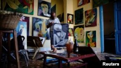 Painter Roberto Loeje shows his work at his studio in Havana, Cuba, September 14, 2018. Picture taken on September 14, 2018. (REUTERS/Alexandre Meneghini) 