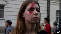 Demonstrantkinja na protestu u Varšavi protiv strogog zakona o abortusu u Poljskoj, jun 2023. (AP Photo/Czarek Sokolowski)
