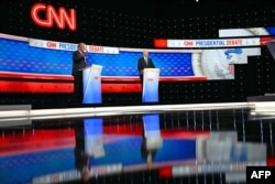 Presiden AS Joe Biden dan mantan Presiden AS dan calon presiden dari Partai Republik Donald Trump berpartisipasi dalam debat presiden pertama pemilu 2024 di studio CNN di Atlanta, Georgia, pada 27 Juni 2024. (Foto: AFP)