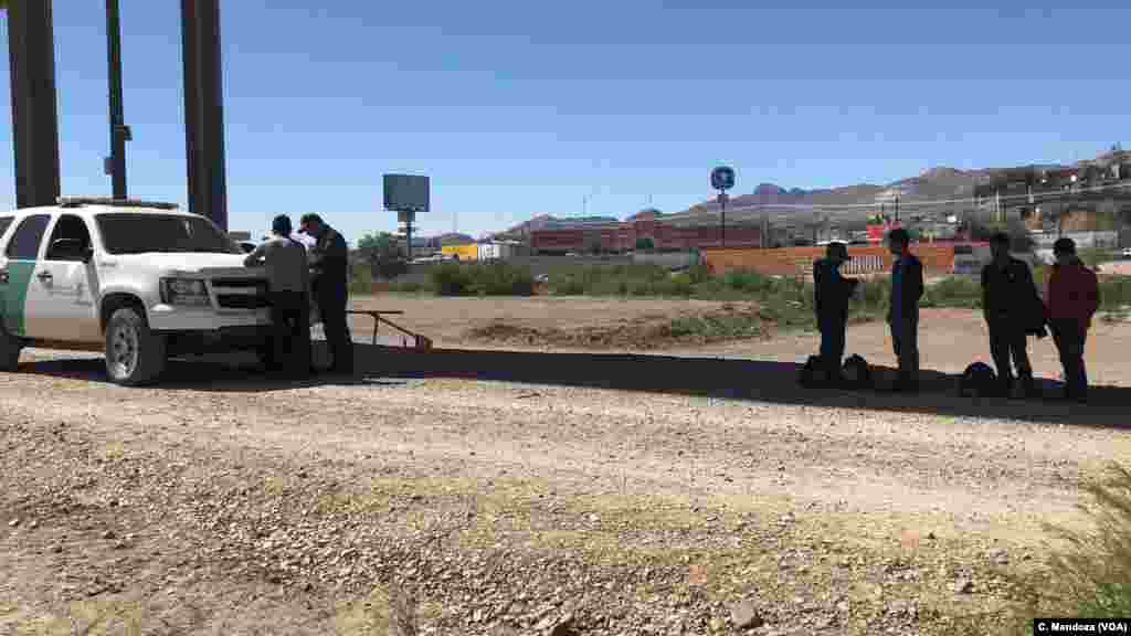 A group of Guatemalan migrants wait to be processed at the border in El Paso, Texas, April 9, 2019. C. Mendoza/VOA News