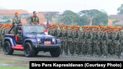 Presiden Joko Widodo memeriksa pasukan prajurit Komando Pasukan Khas TNI Angkatan Udara di Jakarta tanggal 10 November 2016 (foto: Biro Pers Kepresidenan)