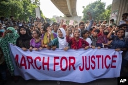 Para mahasiswa menuntut keadilan bagi para korban yang tewas dalam bentrokan mematikan baru-baru ini di seluruh negeri, Dhaka, Bangladesh, 31 Juli 2024. (Foto: AP)