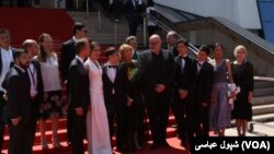 برخی عوامل فیلم ها برای دیدار دوباره با هوادارانشان بر روی فرش قرمز در حاشیه کاخ جشنواره