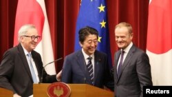 Le Premier ministre japonais Shinzo Abe, le chef de la Commission européenne Jean-Claude Juncker et le président du Conseil européen Donald Tusk ont signé un accord de libre-échange à Tokyo, Japon, le 17 Juillet 2018.