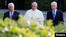 Falastin prezidenti Mahmud Abbos (chapda), Rim papasi Frensis (markazda) va Isroil prezidenti Shimon Peres Vatikandagi bog'da, 8-iyun, 2014-yil