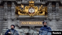 FILE - Polisi Belgia berpatroli di stasiun pusat, di Antwerpen, Belgia, 3 Maret 2017. (REUTERS/Eric Vidal)
