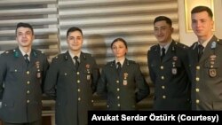 Kurtuluş Savaşı’nın kazanılmasını simgeleyen 30 Ağustos Zafer Bayramı’nda düzenlenen Kara Harp Okulu’nun mezuniyet töreninde “Mustafa Kemal’in Askerleriyiz” diyen teğmenler hakkında ordudan ihraç kararı verilmesi tepkilere neden oldu.