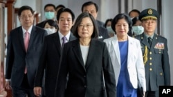 រូបឯកសារ៖ ប្រធានាធិបតី​កោះ​តៃវ៉ាន់ Tsai Ing-wen ធ្វើ​ដំណើរ​ជាមួយ​អនុប្រធានាធិបតី Lai Ching-te (ឆ្វេង) ពេល​មក​ដល់​ពិធី​សម្ពោធ​មួយ​នៅ​ទីក្រុង​តៃប៉ិ កោះ​តៃវ៉ាន់។