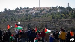 Arhiva - Palestinci protestuju protiv očekivane posete državnog sekretara SAD Majka Pompea jevrejskom naselju Psagot, u blizini grada Al Bireh na Zapadnoj obali, 18. novembra 2020.