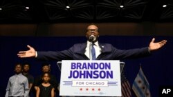 차기 시카고 시장으로 당선된 브랜든 존슨 쿡카운티 위원이 4일 지지자들에게 연설하고 있다.