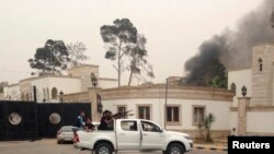 Pasukan pendukung Jendral Khalifa Haftar menyerang parlemen Libya hari Minggu (18/5).