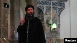 Pemimpin ISIS, Abu Bakr al-Baghdadi di sebuah masjid di kota Mosul, Irak, 5 Juli 2014 (foto: dok).