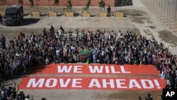 Les participants à la conférence sur le climat de la CdP 22 organisent une manifestation publique d'appui aux négociations sur le climat et l'accord de Paris, le dernier jour de la conférence, à Marrakech, au Maroc, le 18 novembre 2016. 