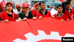 Ribuan pekerja Turki yang mogok turun ke jalan-jalan di dekat Lapangan Taksim, Istanbul, Rabu (5/6).