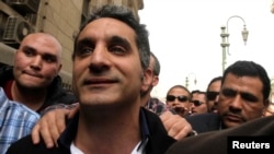 Bassem Youssef (tengah), satiris terpopuler di Mesir dibebaskan dengan uang jaminan setelah diinterogasi selama lima jam atas tuduhan menghina Islam dan Presiden Morsi (31/3). 