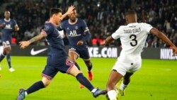 لیونل مسی (چب) در بازی پاری سن ژرمن در برابر لیل- ۲۹ اکتبر ۲۰۲۱