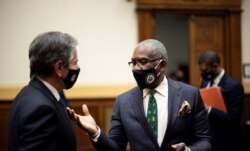 그레고리 믹스 미국 연방 하원 외교위원장(오른쪽)이 지난 3월 열린 청문회에서 증인으로 출석한 토니 블링컨 국무장관과 대화하고 있다.