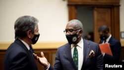 그레고리 믹스 미국 연방 하원 외교위원장(오른쪽)이 지난 3월 열린 청문회에서 증인으로 출석한 토니 블링컨 국무장관과 대화하고 있다.