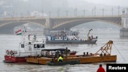 Kapal penyelamat di lokasi kecelakaan kapal yang menewaskan beberapa orang di sungai Danube di Budapest, Hongaria, 30 Mei 2019.