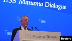 James Mattis, saat menjabat menteri pertahanan AS, berbicara di KTT keamanan Manama di Bahrain, 27 Oktober 2018. 