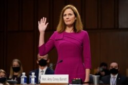 에이미 코니 배럿 미 연방대법관 지명자가 지난 12일 상원 인준 청문회 시작에 앞서 증인선서를 하고 있다.