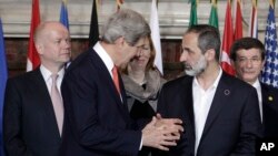 Sakataren harkokin wajen Amurka, John Kerry a lokacin da yake ganawa da shugaban kungiyar adawar Syria, Moaz al-Khatib, Alhamis, Fabrairu. 28, 2013. (AP)