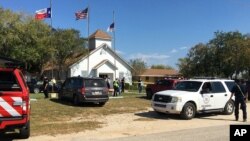 Polisi mengamankan lokasi pasca penembaka di sebuah gereja di Sutherland Springs, Texas, Minggu (5/11). 