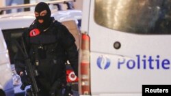 កងកម្លាំង​ពិសេស​របស់​បែលហ្ស៊ិក​ដើរ​ល្បាត​នៅ​លើ​ផ្លូវ​មួយ​ក្នុង​ពេល​វាយ​ឆ្មក់​របស់​ប៉ូលិស​មួយ​នៅ​កណ្តាល​ក្រុង​ព្រុចសែល ប្រទេស​បែលហ្ស៊ិក កាលពី​ថ្ងៃទី២០ ខែធ្នូ ឆ្នាំ២០១៥។