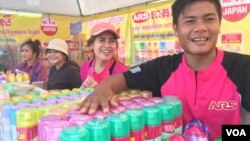 តូប​លក់​ទឹកក្រអូបនៅ​កោះពេជ្រ​។​ (ហ៊ុល រស្មី/​VOA) 