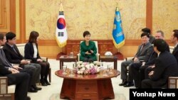 박근혜 한국 대통령이 13일 청와대에서 아태뉴스통신사기구(OANA) 대표들과 공동 인터뷰하고 있다.