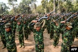 แฟ้มภาพ: ภาพถ่ายเมื่อวันที่ 8 มี.ค. 2566 ที่แสดงให้เห็นสมาชิกกลุ่มต่อต้าน Ta'ang National Liberation Army (TNLA) ขณะเข้าร่วมฝึกซ้อมที่ค่ายในรัฐฉาน