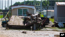 طوفانی ہواؤں کے باعث کئی مکانات بھی تباہ ہو گئے ہیں۔ 