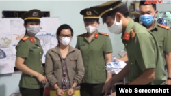 រូបឯកសារ៖ ប៉ូលិស​ចាប់​ខ្លួន​អ្នកស្រី Dinh Thi Thu Thuy ដែល​ជា​សកម្មជន​បរិស្ថាន​ កាល​ពី​ថ្ងៃទី១៨ ខែមេសា ឆ្នាំ២០២០។ 