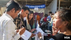 រូបឯកសារ៖ អ្នក​ចូលរួម​បោះឆ្នោត​រក​មើល​ឈ្មោះ​របស់​ខ្លួន​ក្នុង​បញ្ជីឈ្មោះ​ ​មុនពេល​បោះឆ្នោតជ្រើសរើស​ក្រុមប្រឹក្សា​ឃុំ-សង្កាត់ ​នៅ​ក្នុង​ការិយាល័យ​បោះឆ្នោត​មួយ​ក្នុង​សង្កាត់ស្ទឹង​មានជ័យ​​ក្រុងភ្នំពេញ​ កាល​ពីថ្ងៃ​ទី០៤ ​ខែមិថុនា​ ឆ្នាំ​២០១៧។​ (នៅ វណ្ណារិន/វីអូអេ)